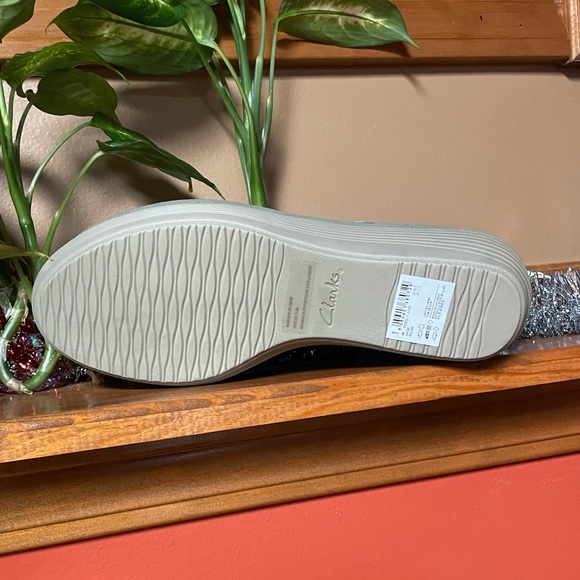 CLARKS REEDLY JUNO WEDGE SANDAL IN SAGE. SIZE 11W. BRAND NEW WITHOUT BOX. - Picture 3 of 8